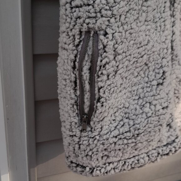 Thread & Supply Fuzzy Vest zip up size small in white and grey - Picture 3 of 8